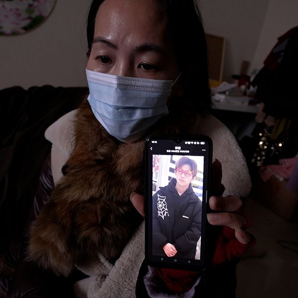 Li Hanxiang söker efter sin son Wang Yanhao.