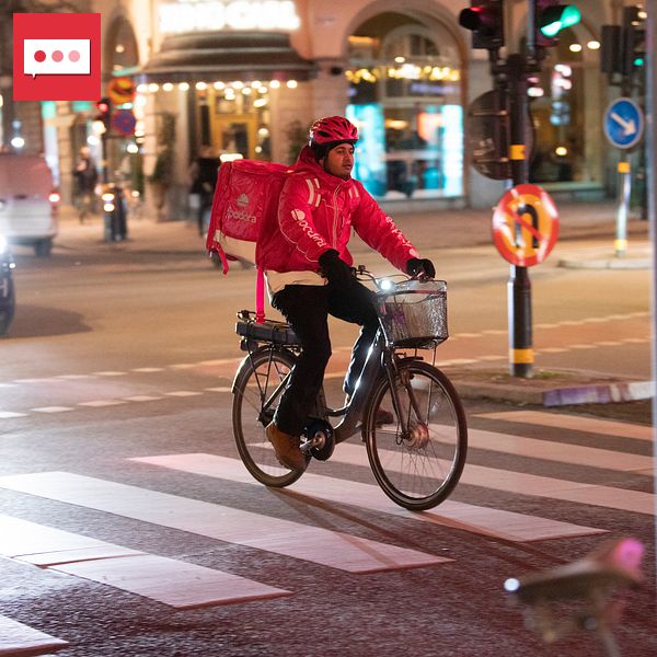 Ett matbud är på väg till köparen på cykel.