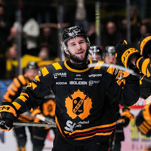 Skellefteås Martins Dzierkals jublar efter 4-2 under semifinal 1 i ishockeymatchen i SHL mellan Skellefteå och Frölunda den 6 april 2024 i Skellefteå
