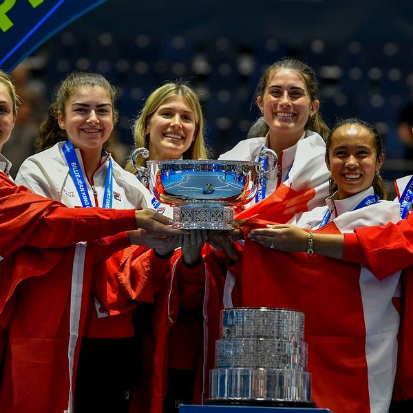 Kanadensiska laget firar första vinsten i Billie Jean King Cup i Sevilla.