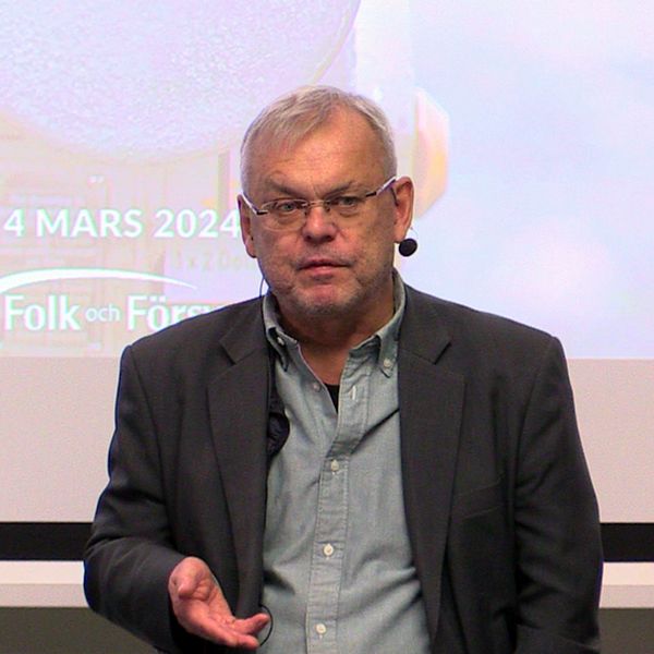 Utrikesreporter Bert Sundström talar på Folk och Försvars seminarium. Rubriken är:  Ryska presidentvalet – han vann, vad sen?