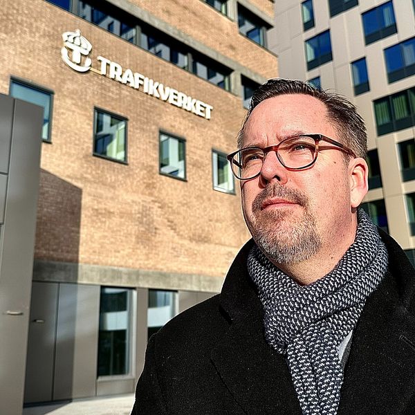 Fredrik Brokvist står framför Trafikverkets kontor i Örebro
