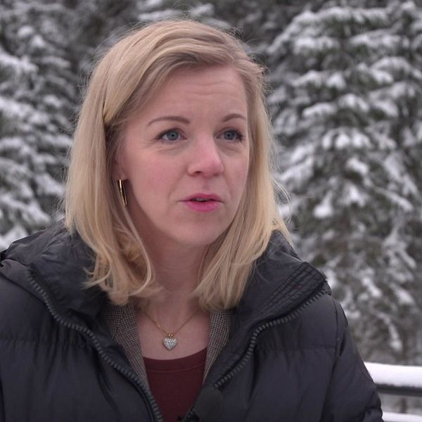 Rosi Hoffer (S) står iklädd en svart vinterjacka står utomhus med snötäckta träd i bakgrunden.