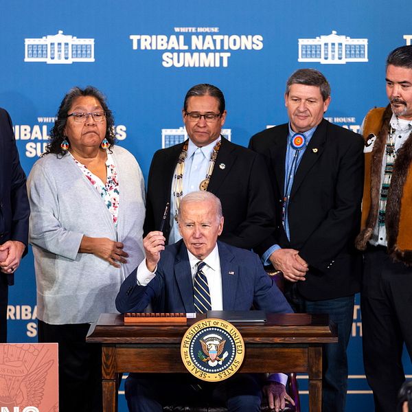 Joe Biden och representanter för urfolken.