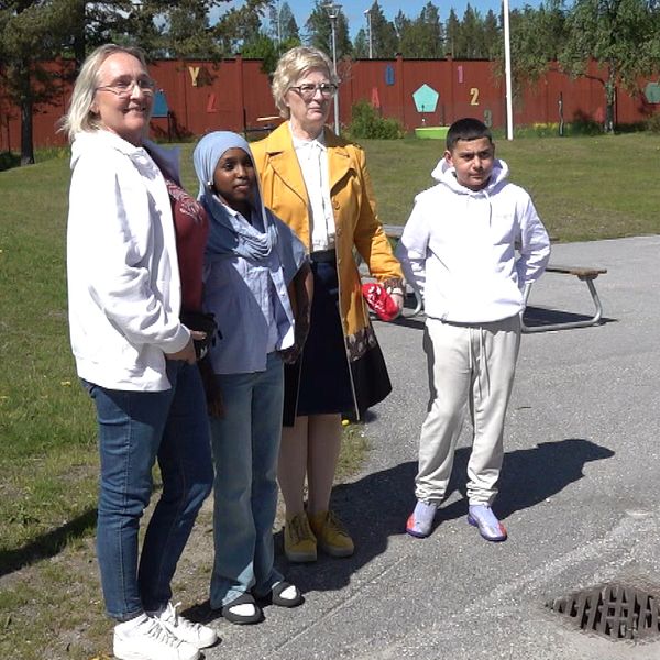 Anna Iwarsson med representanter från Bredsands skol-IF på idrottsplats