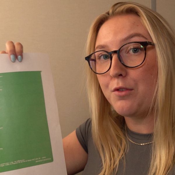 Reporter som håller i ett papper. Där ser man ett långt SMS med text, en meny med narkotika.