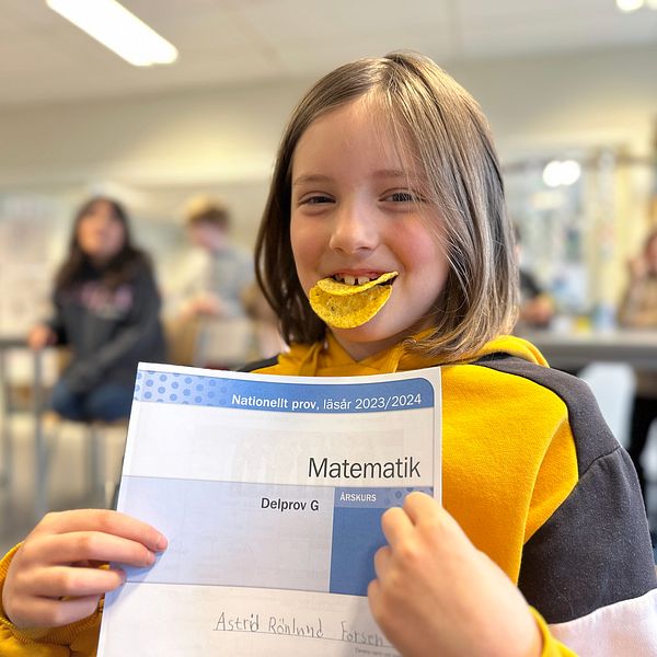 Astrid Rönnlund visar det ”nachonella” provet i matematik med nachos i munnen