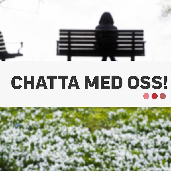 En kvinna sitter ensam på en parkbänk. Framför en SVT-grafik som lyder Chatta med oss!