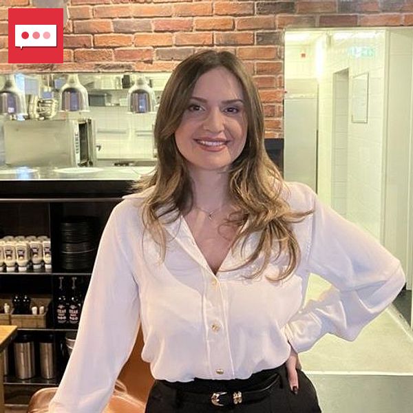 Emanuela Gjinesha på restaurang