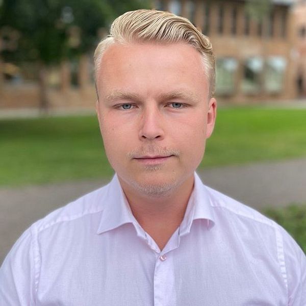 en blond politiker – daniel lönn (SD) står utomhus