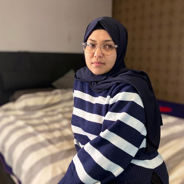 Iffat Rubab från Umeå, som lider av sömnproblem, sittande på sin säng