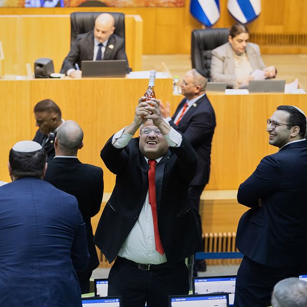 Ben-Gvir firar i Israels parlament efter omröstning om dödsstraffslagen.