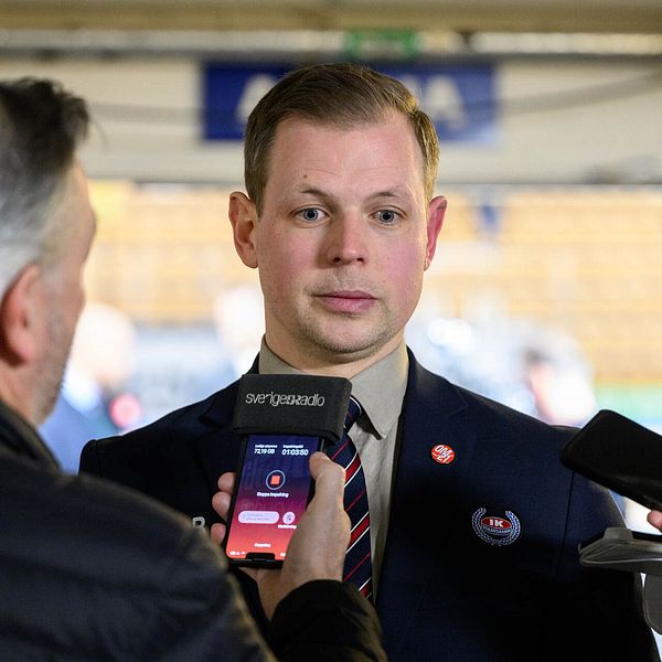 Martin Filander i en intervju med journalister