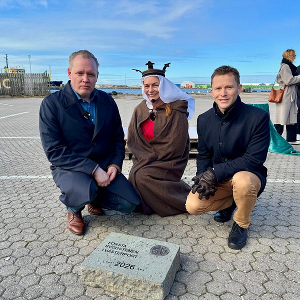 Kommunalråd i Varberg inviger kajbygge vid Västerport genom att lägga en minnessten.