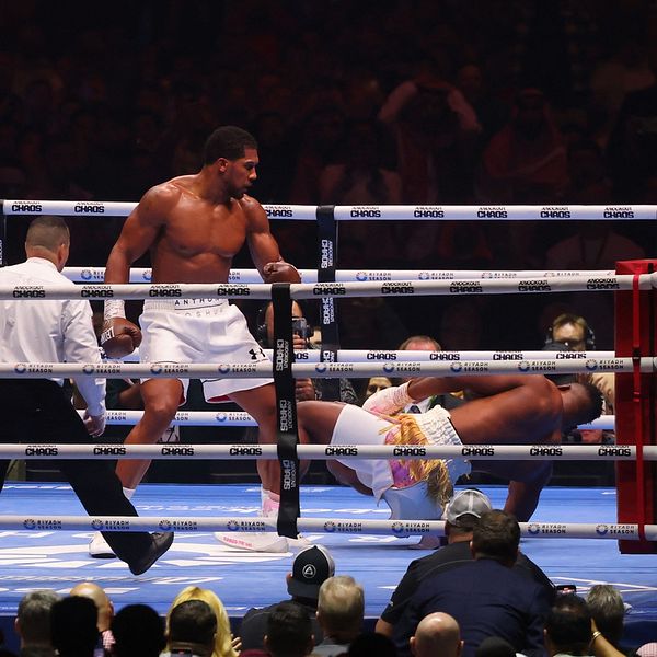 Anthony Joshua golvar motståndaren Francis Ngannou i boxningsringen.