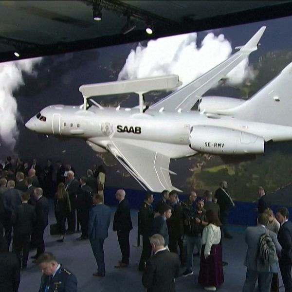 Nato-toppmötet framför en stor modell av ett flygplan