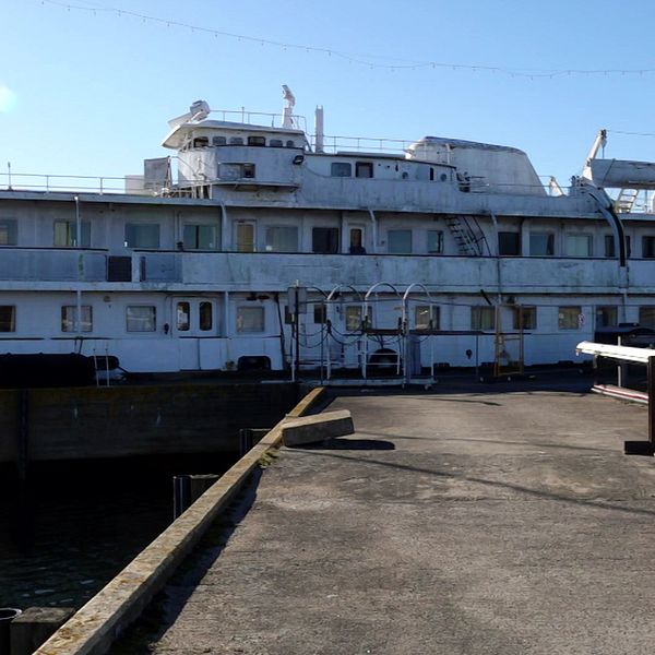 Ägaren till Studentbåten i Karlskrona samlar på sig stora bötesbelopp ju längre båten tar upp en kajplats.