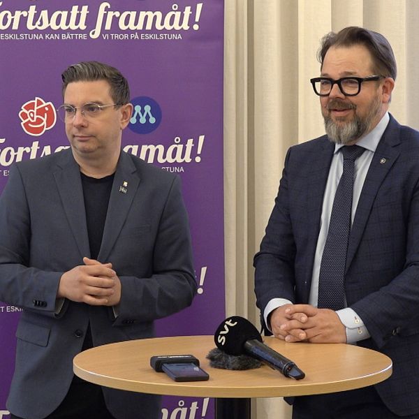 Jimmy Jansson (S), kommunstyrelsens ordförande och Jari Puustinen (M), kommunstyrelsens 2:e vice ordförande håller pressträff på Stadshuset i Eskilstuna.