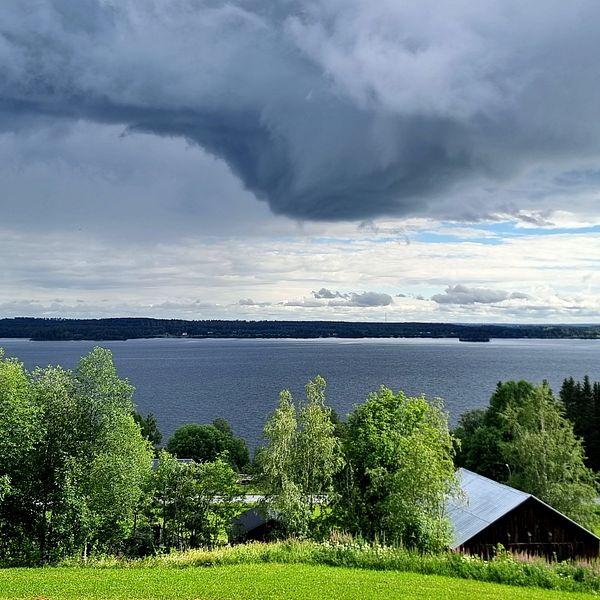 Regntunga moln över Storsjön. Hallen, Jämtland den 30/6.