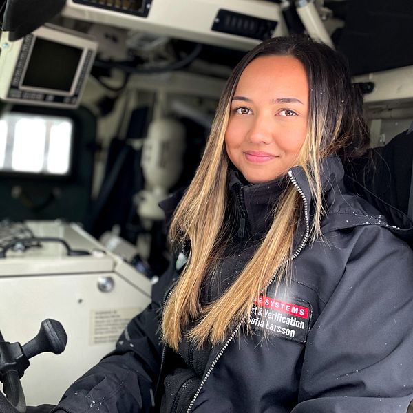 Sofia Larsson, provtekniker på BEA Systems Hägglunds, sitter vid ratten i en bandvagn.