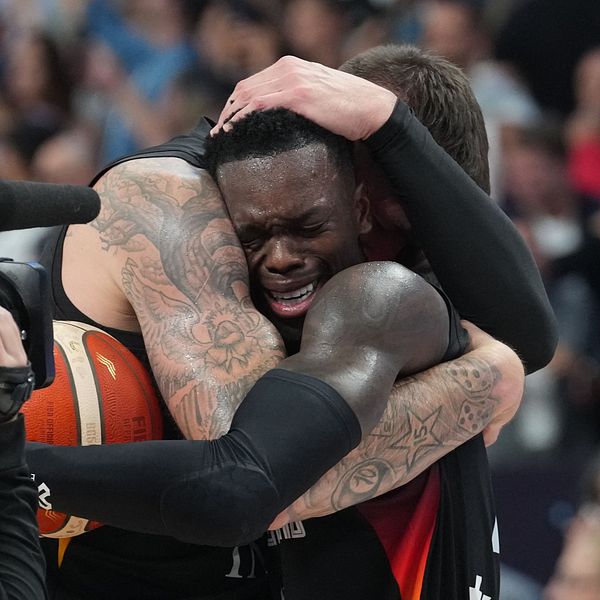 Tyska basketspelare kramas efter segern i EM-finalen mot Turkiet 2025.