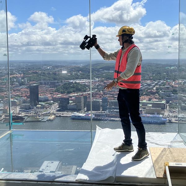 SVT-reporter Kristian Åkergren i glasboxen på Karlatornet.