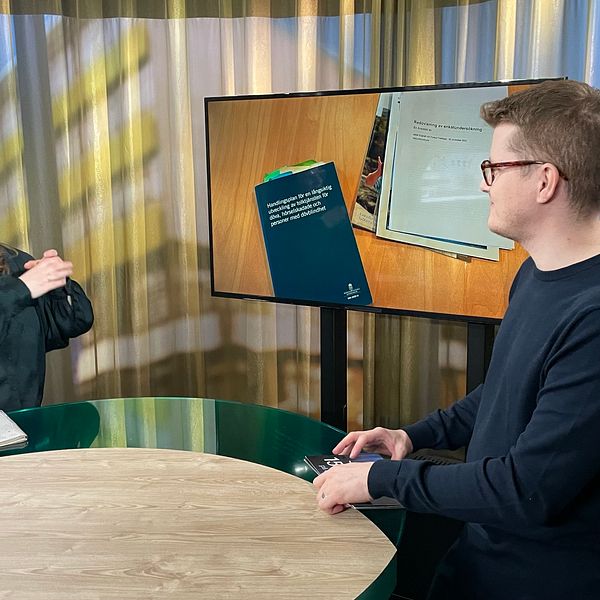 Åsa Byléhn och Magnus Bergevin står vid ett bord i en studio.