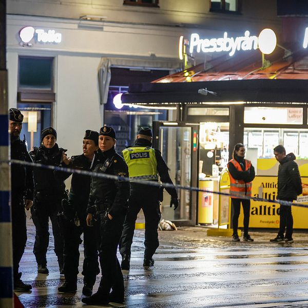 Poliser utanför Pressbyrån vid Kungsportsplatsen.