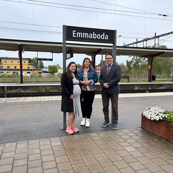 Henrietta Serrate, Angelica Katsanidou och Björn Nurhadi på Emmaboda station