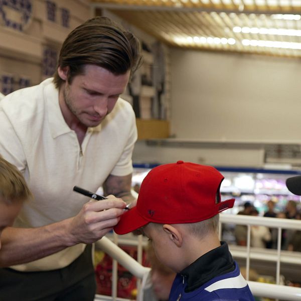 Oliver Ekman Larsson skriver autografer på ett varuhus i Tingsryd.
