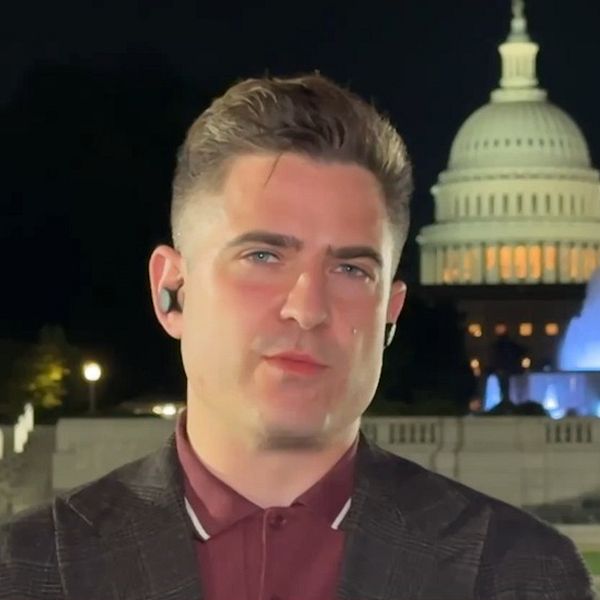 SVT:s USA-korrespondent Carl Fridh Kleberg framför Kapitolium i Washington D.C.