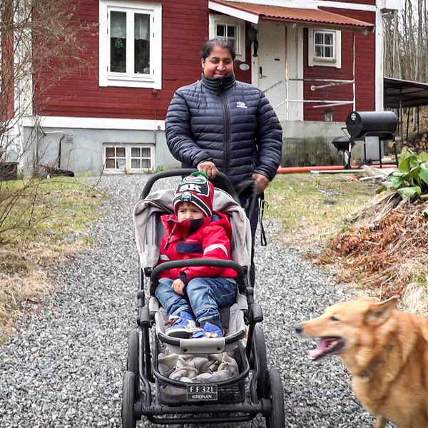 Tvåbarnsmamman Emma lämnar sitt hus med en barnvagn och en hund i Storå.