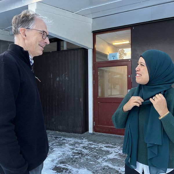 Fryshusets vd, Johan Oljeqvist, står utanför Fryshusets grundskola i Husby med föräldern Sonia Soudani.