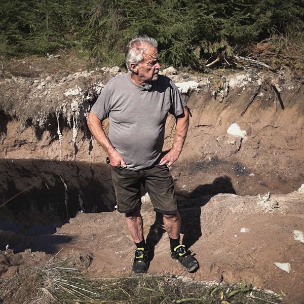 Kjell Sandberg står i djupa spår efter skogsmaskiner vid Nålbergs fäbodar i Leksand.