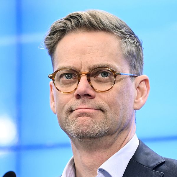 Jakob Olofsgård (L), kort blont hår, skäggstubb och glasögon.
