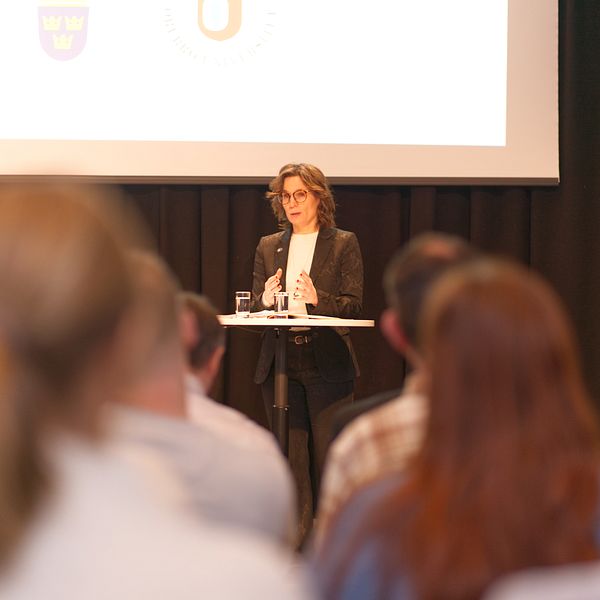 EU-minister Jessika Roswall (M) i talarstol på Örebro universitet.