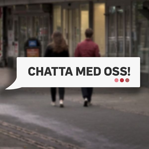 två personer går i centrum i en svensk stad