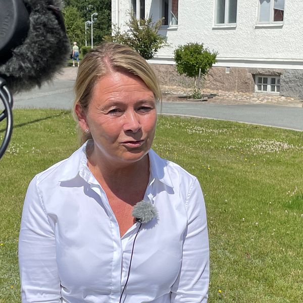 Jessica Lifström står bakom kameran framför Långanäs.