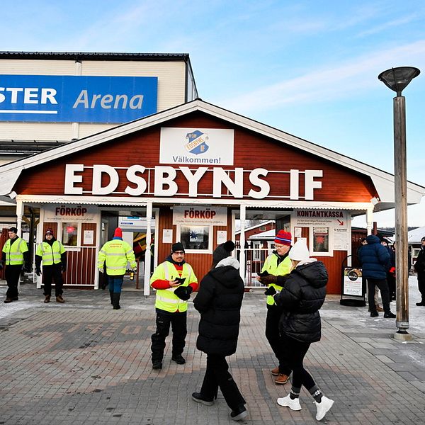 Personer utanför bandyhallen i Edsbyn