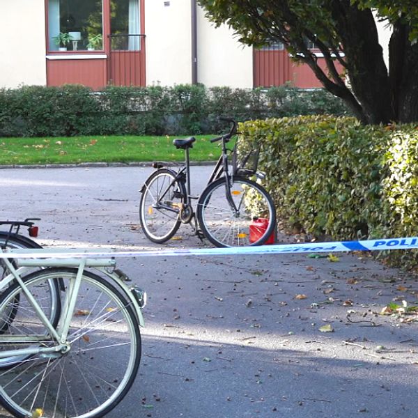 Polisavspärrning i Tybble i oktober. Cyklar och en röd dunk syns i bild.