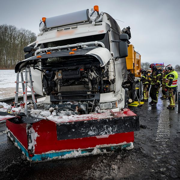 Utbränd plogbil och räddningstjänst på avstängd E65 mot Ystad efter brand.
