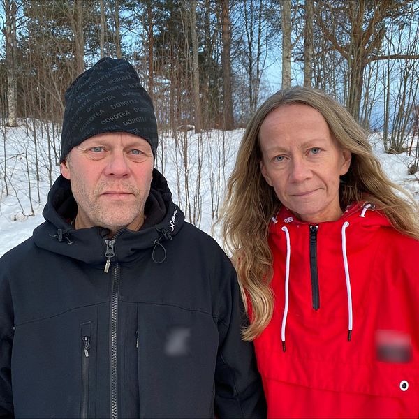 Peter och Kristin Jakobsson som förlorade sonen Hampus i olyckan i Solberg står ute i skogen, snö på marken