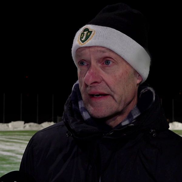 ordföranden i J-södra Bengt spjuth i klädd möss på en snöig fotbollsplan