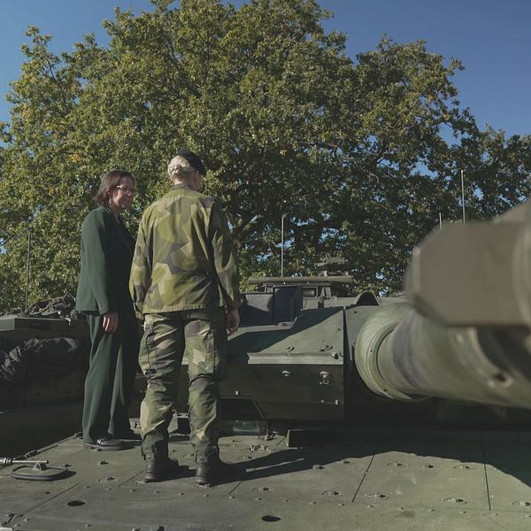 Utrikesministern på en stridstank