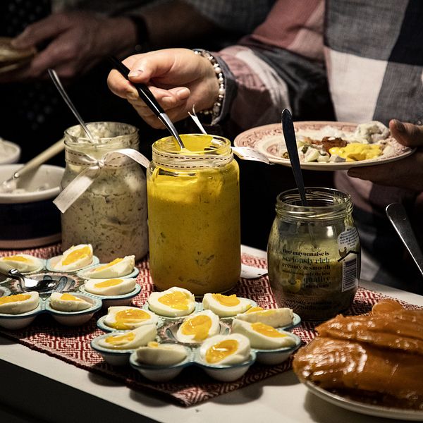 Människor tar mat från julbord