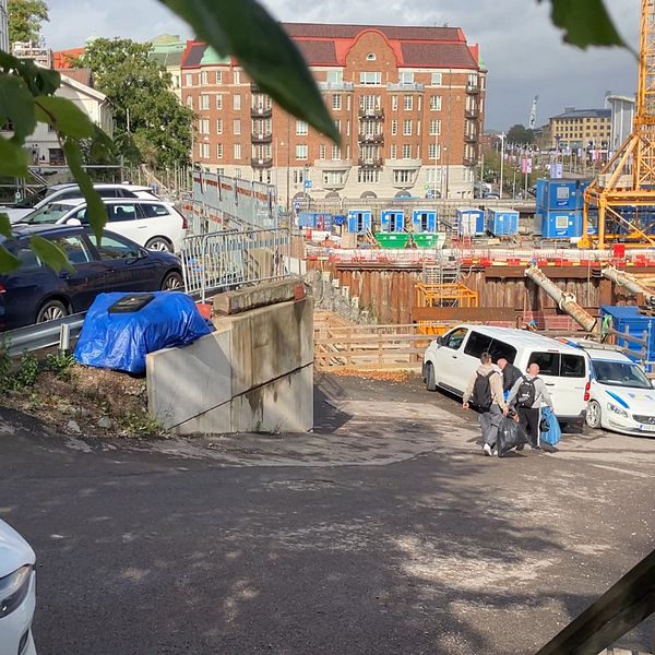 Byggarbetsplats vid Korsvägen, Västlänken, med bilar och arbetare på väg från området.