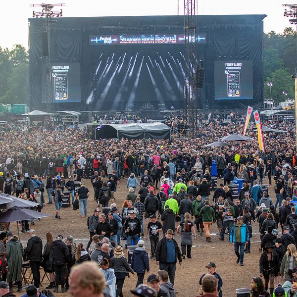 Publik framför Sweden Rock Festivals stora scen med artistlistor på skärmarna