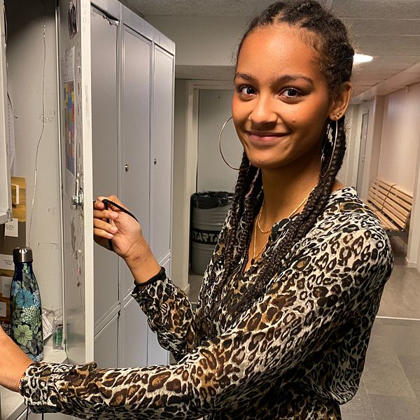 Nauvoo Kristofersdotter Ekeke  som är elev på Bergsåkers skola står vid sitt skåp