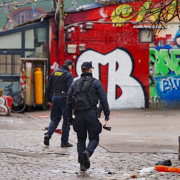 Poliser går runt på Pusher street i Christiania i Köpenhamn