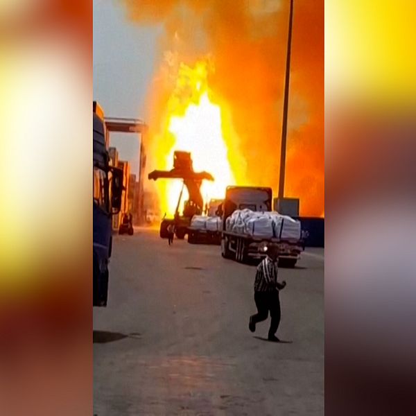 Man ses springa bort från stor explosion i Iran